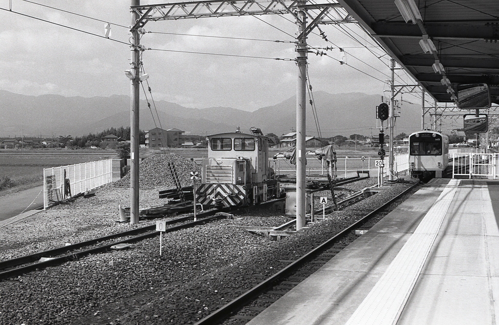 走り去る電車といなべの風景