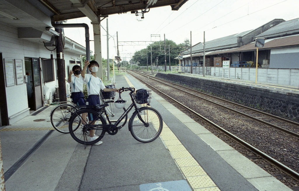 自転車に乗ってベルを…えっ？自転車でホーム？