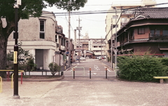 金魚公園から見える旧家と銭湯