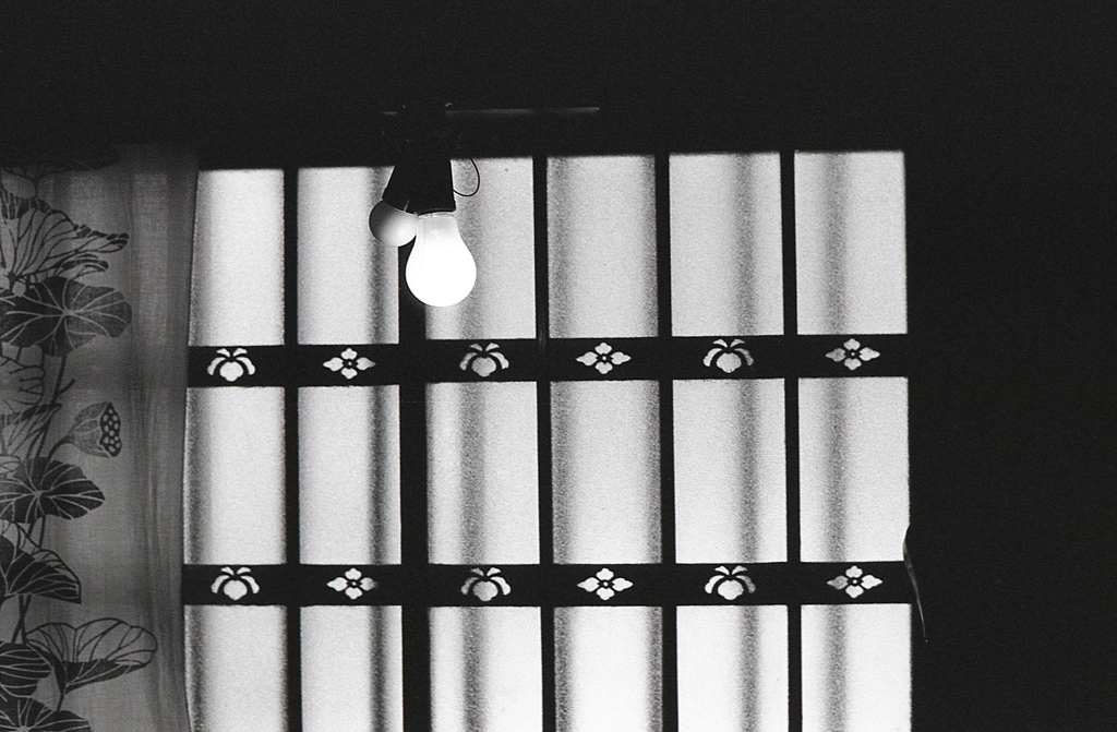裸電球のある格子窓　～2018年７月撮影