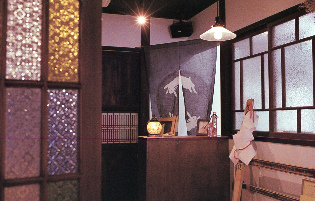 色すりガラスの古風な店内