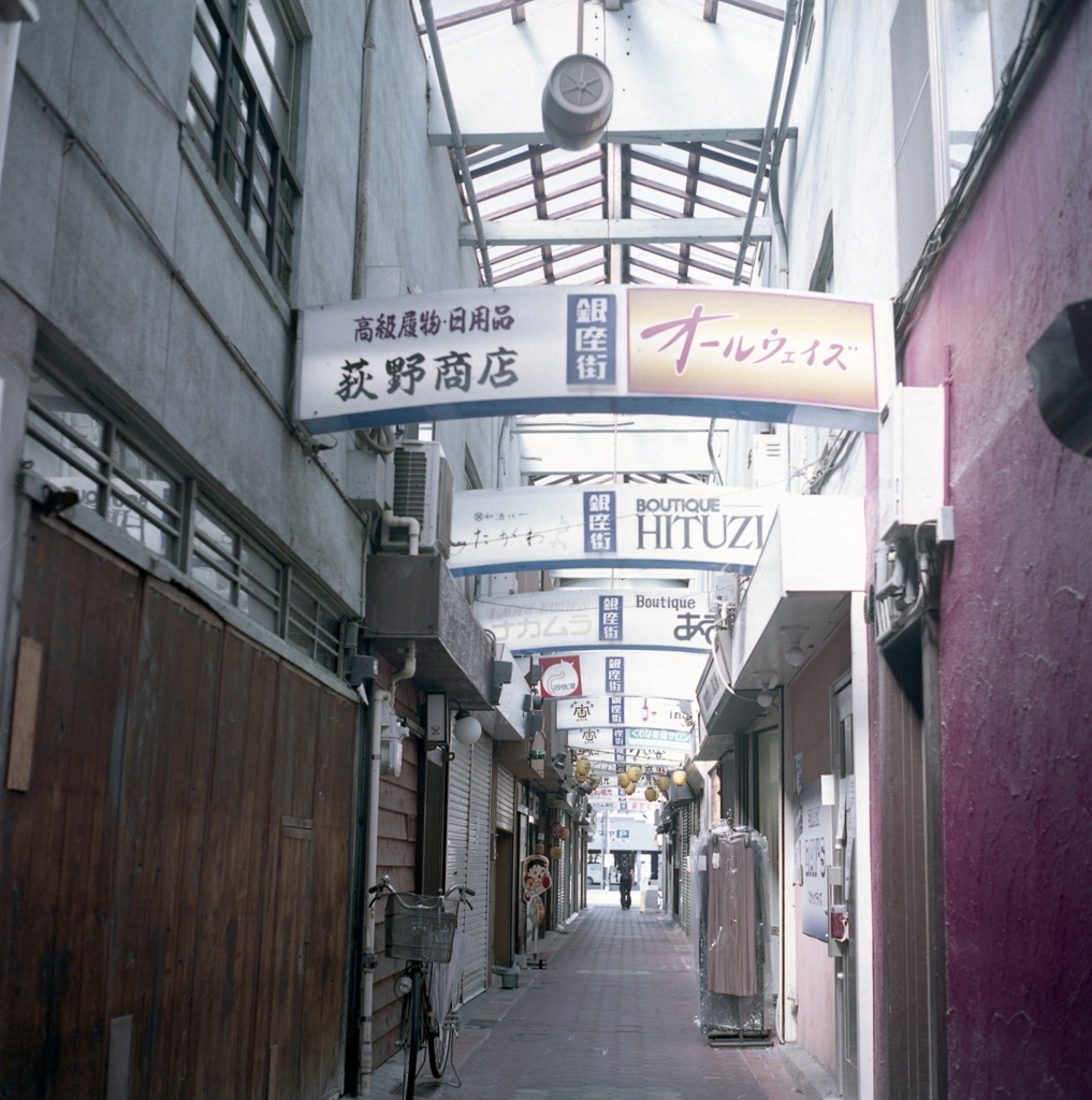 細い路地には銀座街