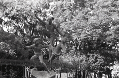 飛び跳ねる子供たち