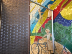 タイル壁前で…