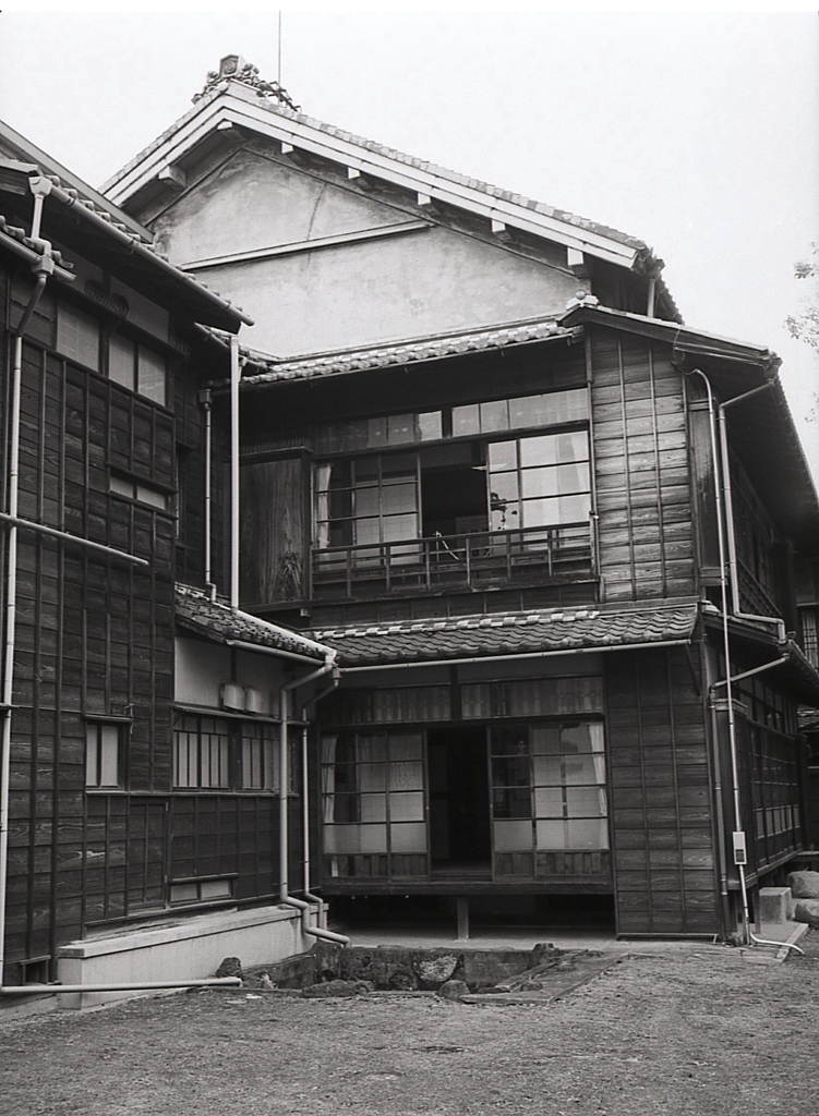 PEN EEのモノクロームな豊田佐助邸