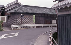 曲がりくねる道に格子模様の壁