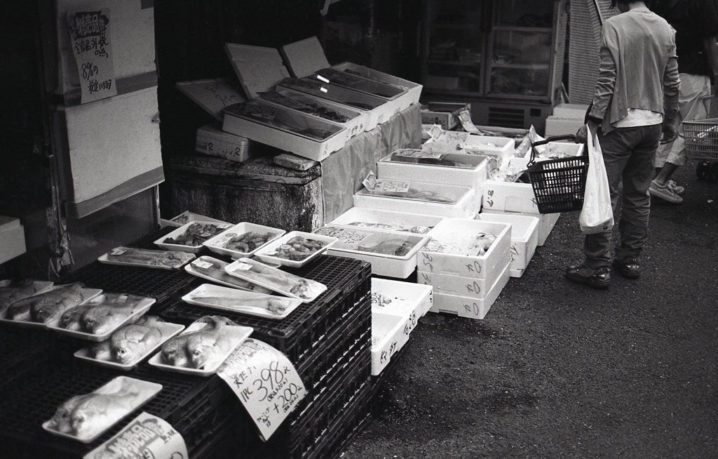 店頭に並ぶ鮮魚