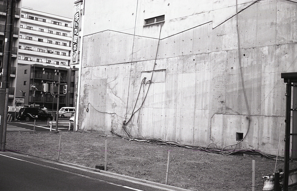 残された屋根の形　～今池モノクロウォーク