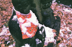 赤い前掛けに白雪 赤い前掛けに白雪