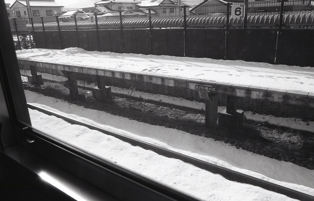 白い真綿の駅ホーム