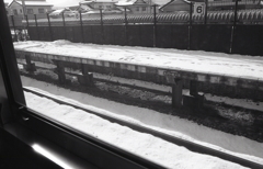 白い真綿の駅ホーム