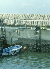 突堤の漁網と小舟