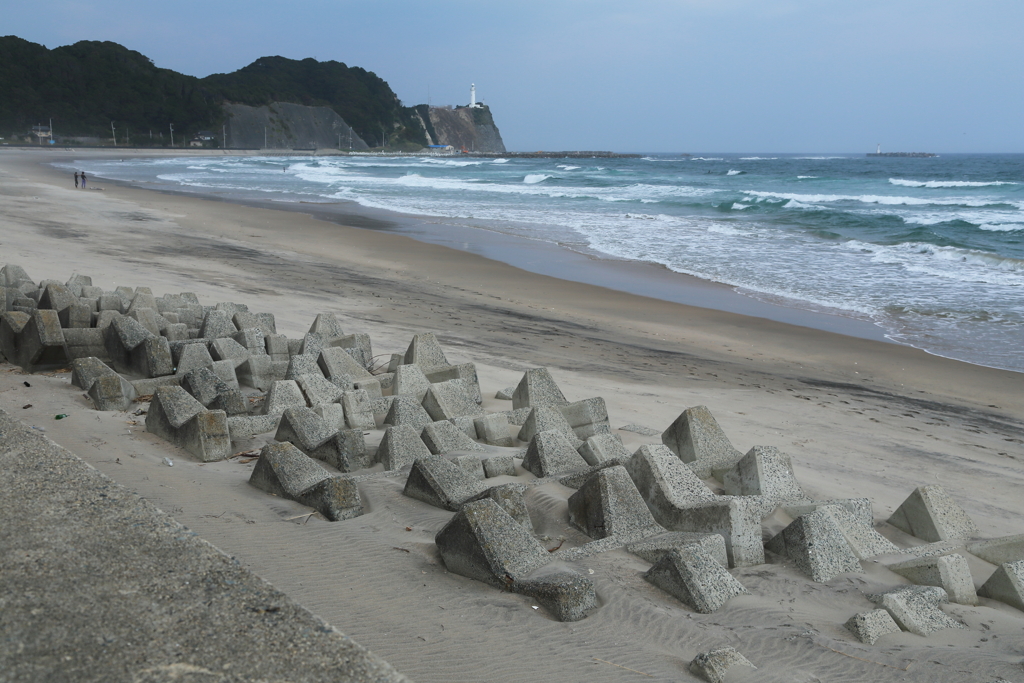 灯台の見える美しい砂浜