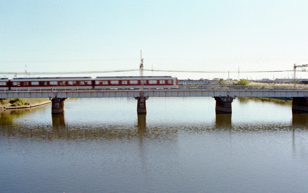 日光川を渡る近鉄電車