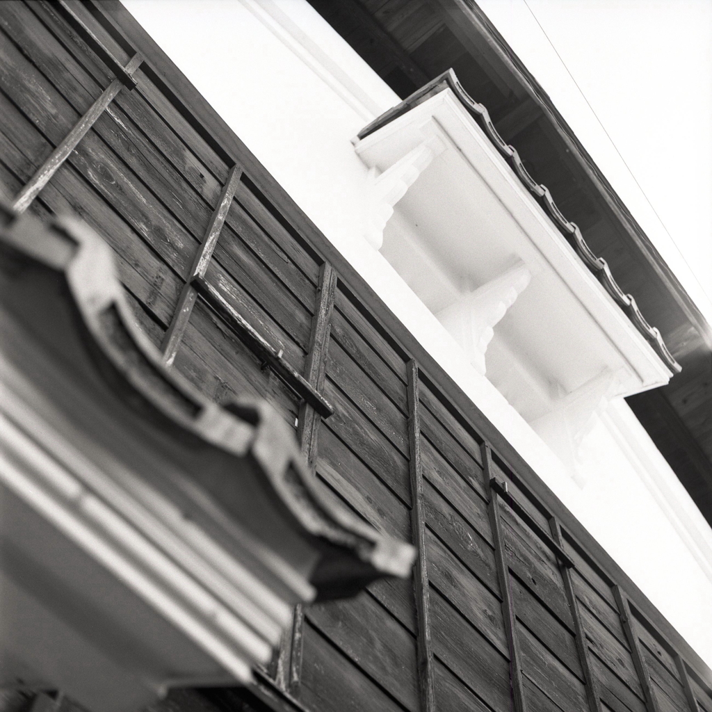 見上げれば白い蔵窓