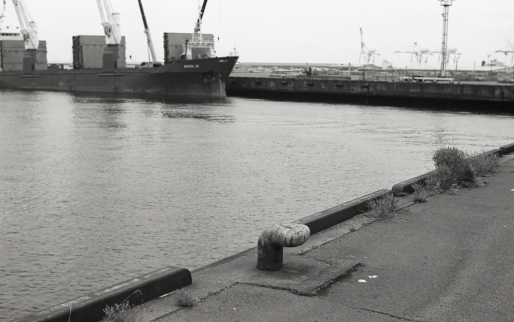 ボラードのある風景