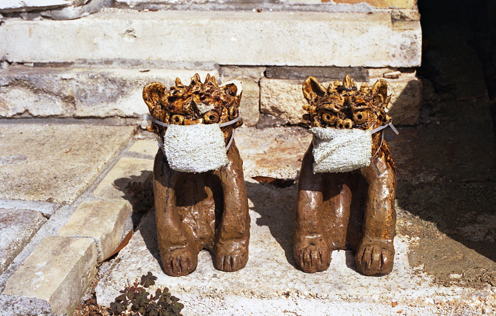 マスクした小さな狛犬が傍らに