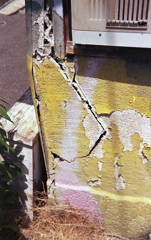 崩れかけのモルタル壁　～円頓寺・那古野