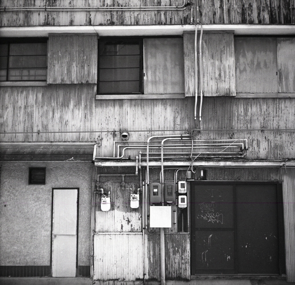 裏町のトタン壁