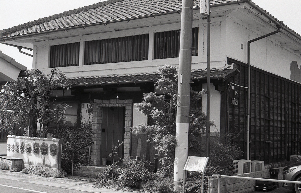 旧街道の旧・銀行建物