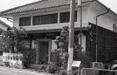 旧街道の旧・銀行建物