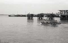 滑るように走る船