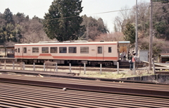 薄ピンクの明智鉄道の車両