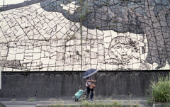 壁画の斜面を歩く