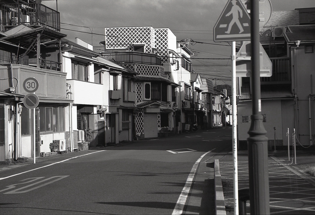 人影ない下田の町並