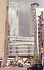 駅裏から望む駅表のビル群