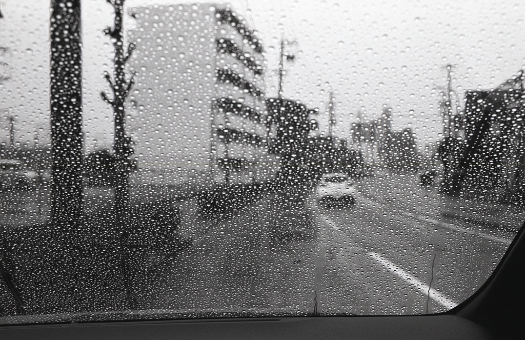 雨に濡れながらたたずむ人がいる