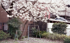 鉄棒のある広場　～雨の大須