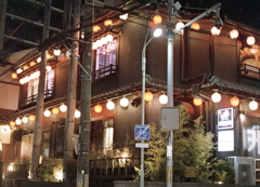 ビルの谷間に提灯館