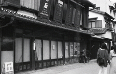 味噌・醤油、そしてお酒もあるようだ。