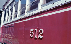 赤い電車は「５１２」