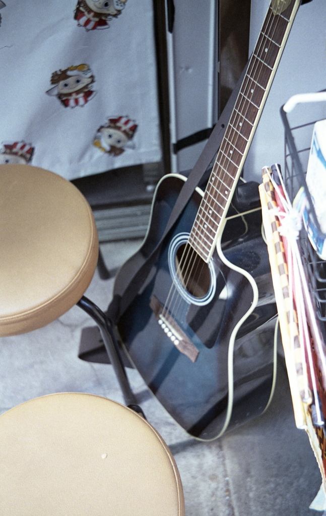 片隅に置かれたギター