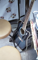 片隅に置かれたギター