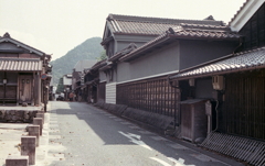 横路地にも古い家並みが…