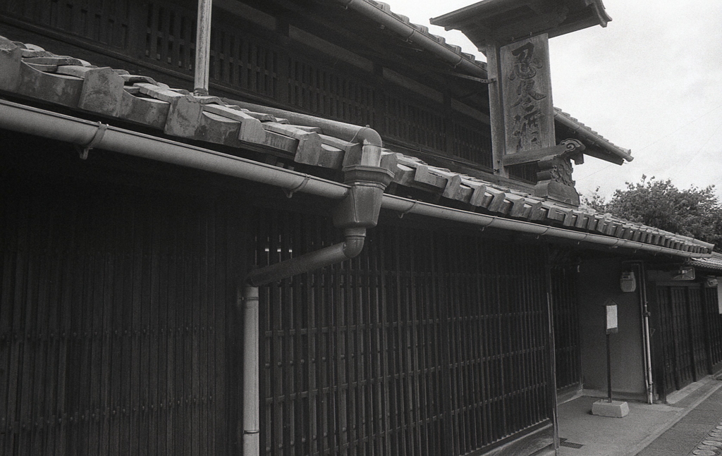 古い瓦屋根の屋敷