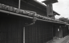 古い瓦屋根の屋敷