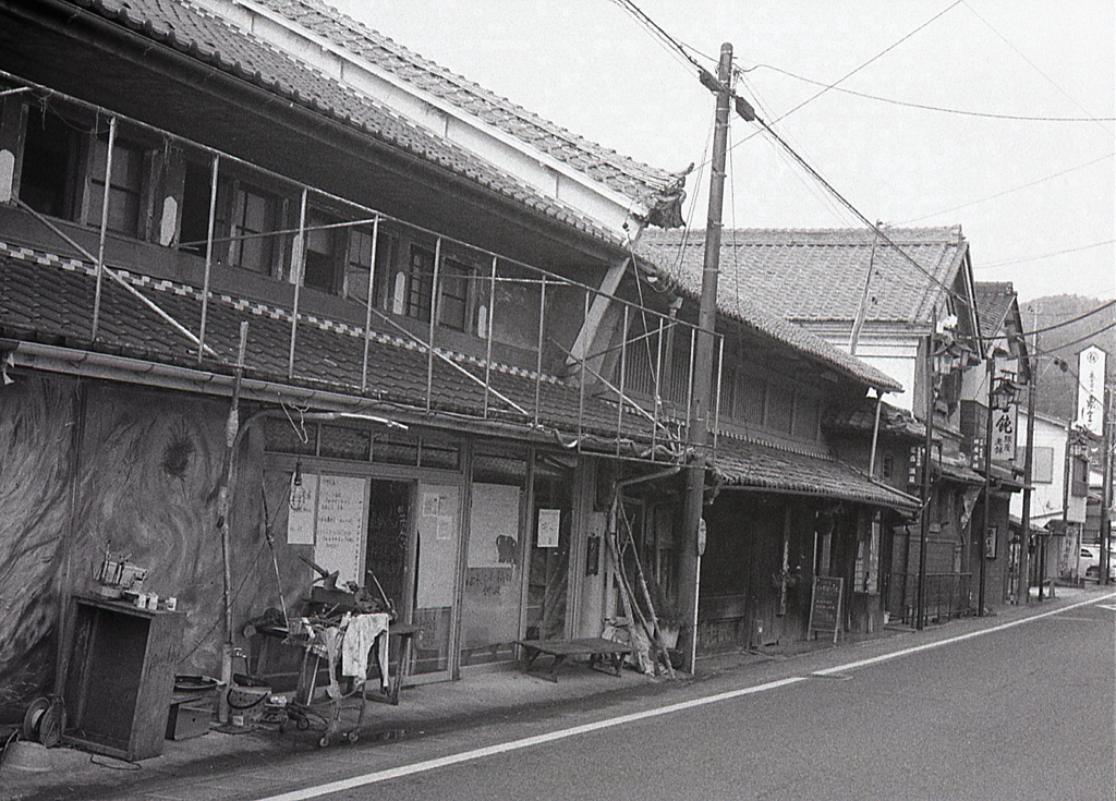 旧街道の古い家並みなのだが…