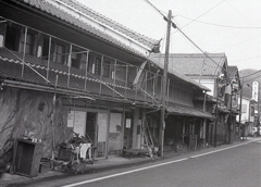旧街道の古い家並みなのだが…