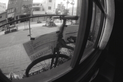 窓の外にはふる～い自転車