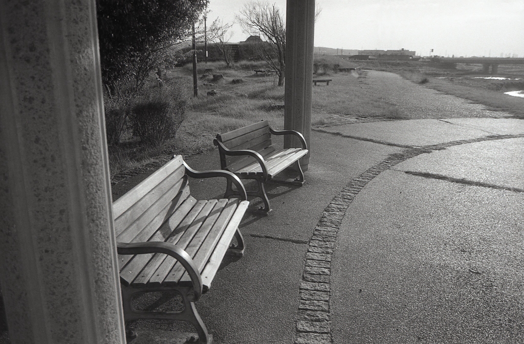 西日に照らされるベンチ