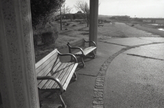 西日に照らされるベンチ