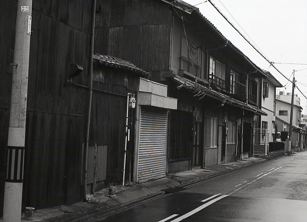 古い長屋は遊郭のなごりだろうか