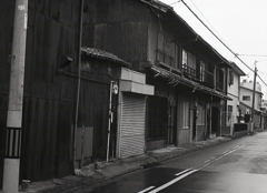 古い長屋は遊郭のなごりだろうか