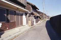 矢田川沿いの木目の自販機
