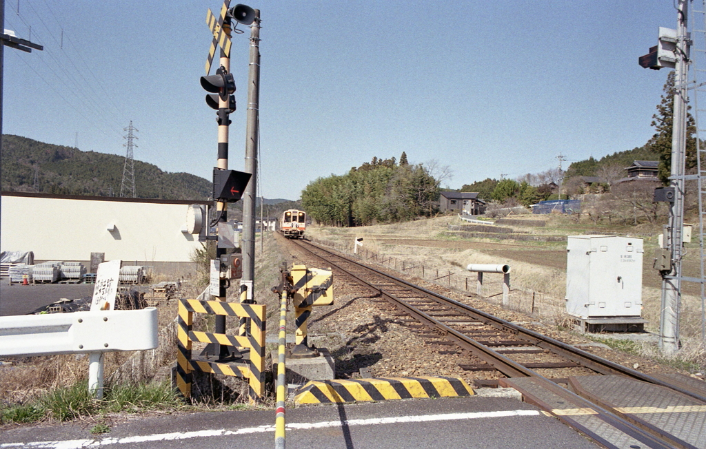 近づく明智線の電車