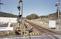 近づく明智線の電車